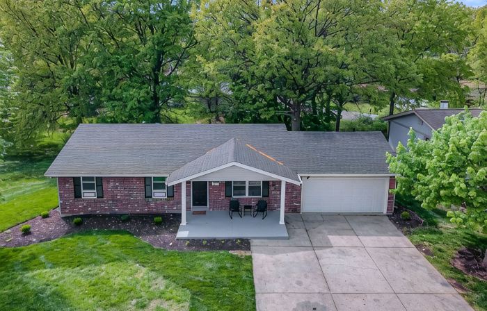 Centrally located, spacious 4 bdrm, on quiet Ct