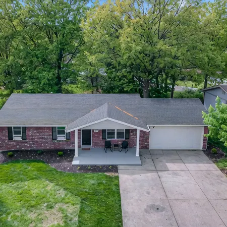 Centrally located, spacious 4 bdrm, on quiet Ct