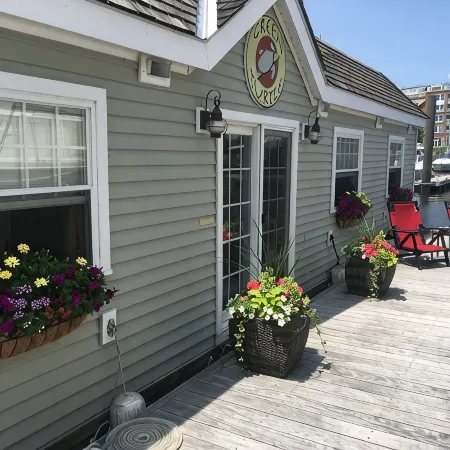 Romantic Boston Harbor Houseboat Stay for 2 People. A/C. Close to Freedom Trail.