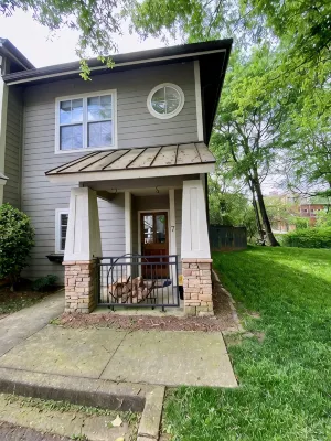 Updated Cottage Steps from Everything Downtown - Country Houses