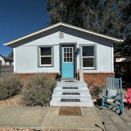 Charming cottage minutes away from Downtown