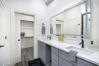 Luxe Downtown Townhouse – Walkable, Stylish & Spacious - Balcony