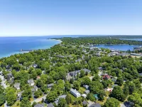 Beautiful 4 bedroom home just 3 1/2 blocks from downtown & Lake Michigan - Boutique