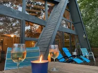 Charming 4-bedroom chalet with lake access in enchanting Innsbrook. - 3-Star
