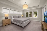 Stylish Lake Oswego Retreat - All New High End Furnishings and Amazing Patio - Wifi