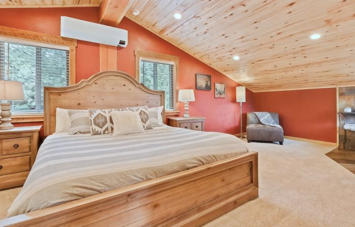 Serene and cozy updated log cabin in the woods