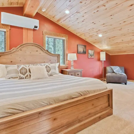 Serene and cozy updated log cabin in the woods