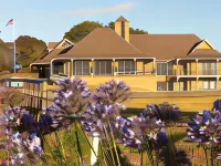 Swan Lake Guest House - parking