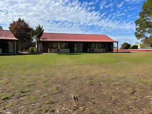 Outback Quarters Motel Hay and Restaurant