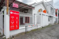 RedDoorz Syariah near UMS Solo - RSO Soeharso Hotel dekat Super Indo Gumpang