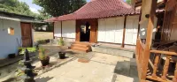 Limasan Mbah Darmo Hotel dekat Pantai Mbuluk