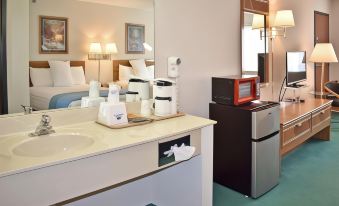 Americas Best Value Inn Tahquamenon Country