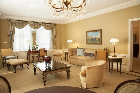 The Sherry Netherland Отели рядом с достопримечательностью «Langston Hughes House»