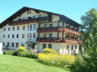 Gasthof Zur Alten Post Hotels near Burganlage Altnußberg