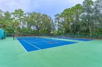Pickleball/Tennis, Pool, Cozy Villa, Fast WIFI, 5 Minute Walk to the Beach
