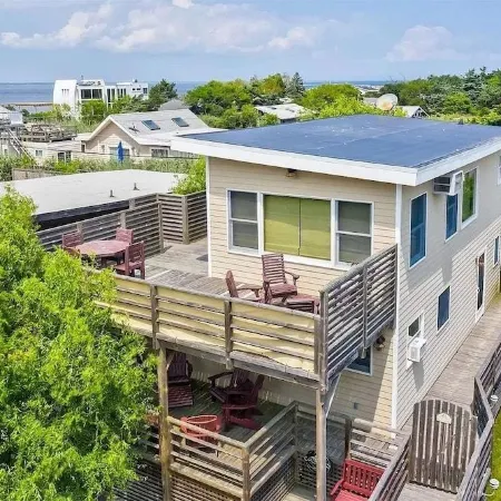 Charming Fair Harbor 3br steps to ocean, sunset view, WiFi, A/C, outdoor shower.