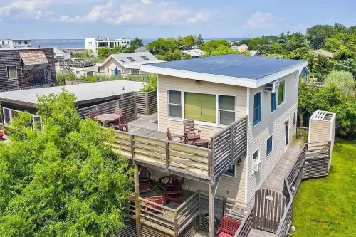 Charming Fair Harbor 3br steps to ocean, sunset view, WiFi, A/C, outdoor shower.