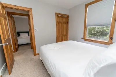 Modern Lakeside Vacation Home Các khách sạn gần Muskegon Community College