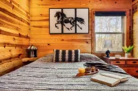 Romantic Cabarn w/ HotTub Lounge - Located on BSF!