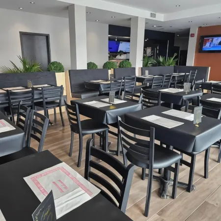 Hotel Newstar Montréal Отели рядом с достопримечательностью «Улица Шербрук»