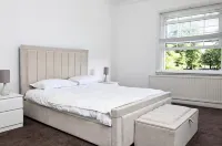 4-Bed Cottage Sleeps 8 Walk to Thames Garden Hotels in Molesey