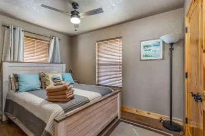 The Cowskin Cabin - Lakeview, great for fishermen, families and friends!