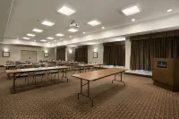 Ramada by Wyndham Conklin Hotel di Wood Buffalo
