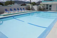 Tiki Shores Inn & Suites - Beach