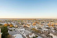Infinity-Edge Pool and Ocean Views - Stunning Penthouse Retreat