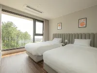Hotel Seogwipean Hotels near Munbu Park