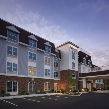 Fairfield Inn & Suites South Kingstown Newport Area Отели рядом с достопримечательностью «Highland Farm»