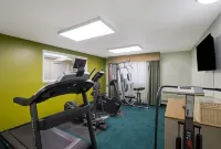 Quality Inn & Suites Medford Airport - gimnasio