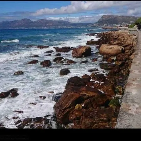 AdventureCapeTown offers Private Room with Pool Access Отели рядом с достопримечательностью «Пляж Мёйзенберг»
