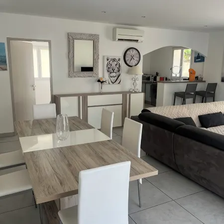 Appartement vue sur les Collines à 10 min de la mer