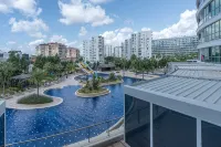Sirius Town Apartment with Pool, Spa & Gym Near Beach & Mall