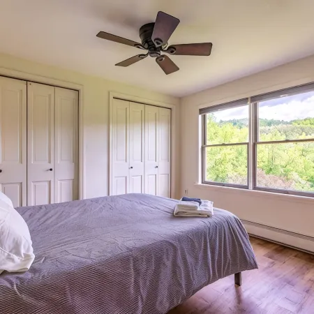 Peaceful oasis, stunning views, less than 10 mins from Woodstock Village