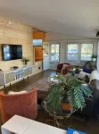 2Br/2BA, Clean, Comfy & Steps from Dining & Sound w/ Tesla Charging Station