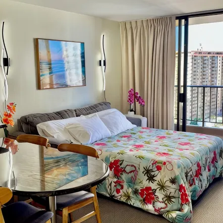 Waikiki 1Bd Condo with Free Parking Heated Pool Gym Central AC & Wifi