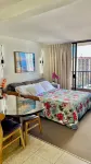Waikiki 1Bd Condo with Free Parking Heated Pool Gym Central AC & Wifi - Private Pools