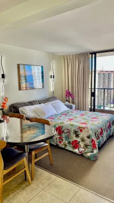 Waikiki 1Bd Condo with Free Parking Heated Pool Gym Central AC & Wifi