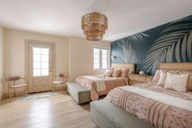 5min walk to beach! Perfect for a Girls Getaway, local wineries & restaurants!