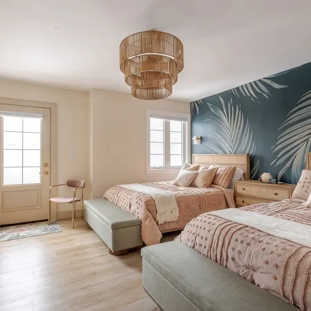 5min walk to beach! Perfect for a Girls Getaway, local wineries & restaurants!