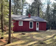 Island Getaway! Nestled in the woods with easy access to sandy beach