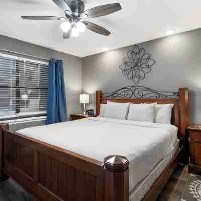 Luxury Lakefront Condo with Stunning Views, Relax & Recharge Here! Rooms