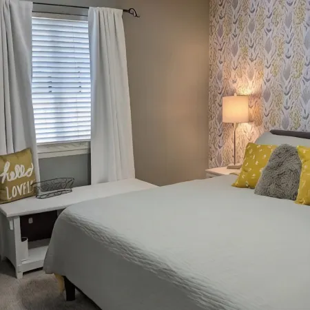 Chic 3/2 Private Firepit and Bunkroom Near Dwntn