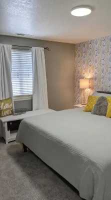 Chic 3/2 Private Firepit and Bunkroom Near Dwntn - 2-Star