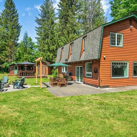 Cozy River Cabin - Sleeps 12 - Hot Tub - EV - Trails & Stevens Pass Nearby