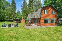 Cozy River Cabin - Sleeps 12 - Hot Tub - EV - Trails & Stevens Pass Nearby