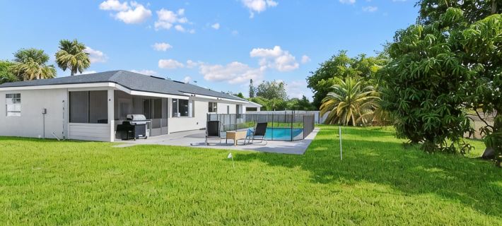 4BR, 2BA with Heated Pool, BBQ, Fire pit in Port St. Lucie Hotels in Port St. Lucie