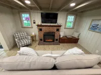 Charming 3-bedroom Lakehouse in Columbia with water views and dock